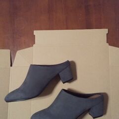 グレーのミュールです。の画像