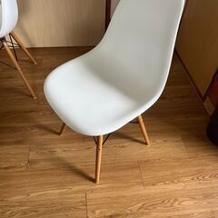 新島村限定、イームズチェアの画像