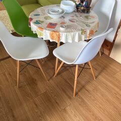 新島村限定、イームズチェアの画像