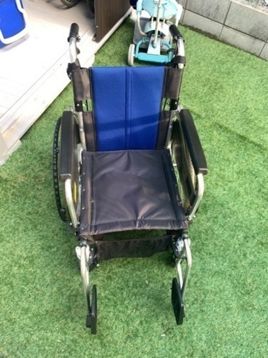 折りたたみ車椅子　肘置き足置き取り外し可能