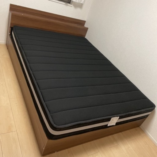 ダブルベッド　マットレス付き