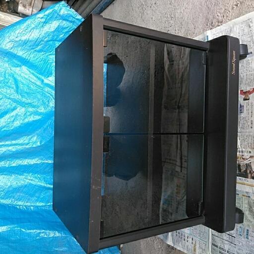 ブラウン管テレビ用のテレビラックです。少し汚れるがありますがほとんど使っていないので、状態はいいです。廃棄処分にはもったいないので、使い道のある方に使ってもらいたいです。