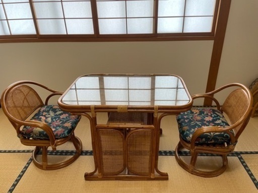 配送可能！天然籐ダイニング3点セット (360度回転座椅子2脚/棚付き強化ガラステーブル