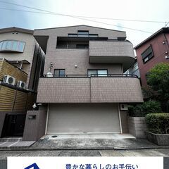 1階は車庫があり、車種によりますが4台停めれます。