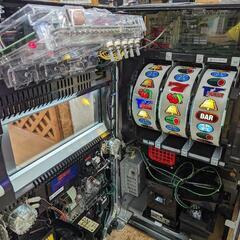 パチスロ実機 サンダーＶリボルト コイン不要機  ID：126-011195-105の画像
