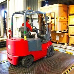 自動車用ガラスのフォークリフト運搬作業/HIR220713-1