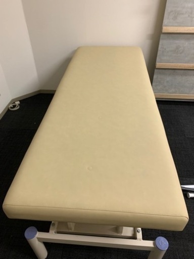 電動エステベッド　マッサージベッド