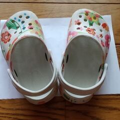 15cm  花柄 クロックス風の画像