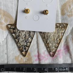 三角のピアスの画像