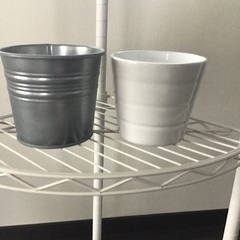 ワイヤーラック　コーナー棚　花瓶の画像