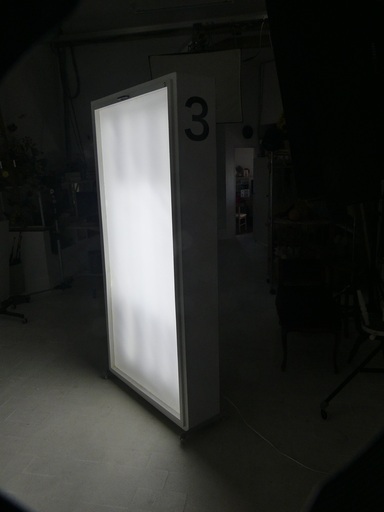 9,000円／LED120灯8連 1／2切り替えライトボックス　軽量自在移動キャスター付き3台まとめて