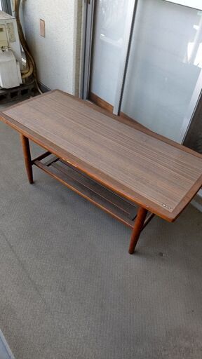 木製テーブル