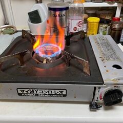 あげますカセットコンロ　錆や汚れありますがまだまだ使えます。カセット着脱レバーの取手が割れて補修しています。の画像