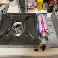 あげますカセットコンロ　錆や汚れありますがまだまだ使えます。カセット着脱レバーの取手が割れて補修しています。の画像