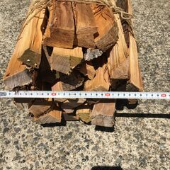 キャンプ用薪（針葉樹）国産自然乾燥薪　キャンプ・焚火・薪ストーブ・バーベキューの画像