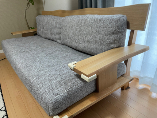 ニトリの3人用布張りソファ