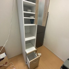 長細い食器棚