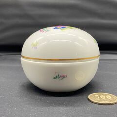 陶器の紅茶入れの画像