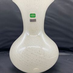 キラキラと美しいガラス製の花瓶の画像