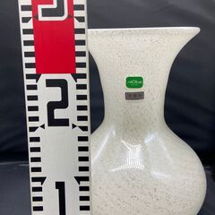 キラキラと美しいガラス製の花瓶の画像