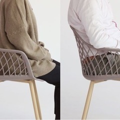 2つ出品 未使用同等品 白 ホワイト チェア 椅子 腰掛 ガーデンチェア アームチェア 肘掛け ダイニングチェア カラフル 軽量 インテリア ナチュラルインテリア メッシュデザイン スチール脚 野外 屋外 ガーデンファニチャーの画像