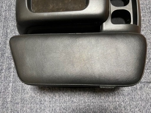 ハイエースワイド　センターコンソール肘置き
