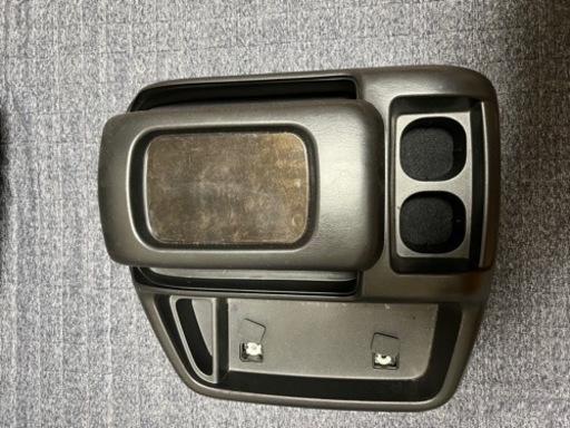 ハイエースワイド　センターコンソール肘置き