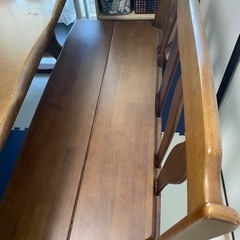 ダイニングテーブルと椅子のセットの画像