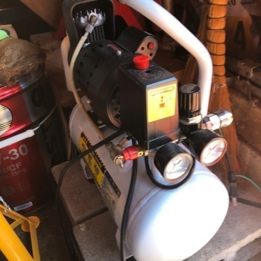 小さい静音コンプレッサー❗️空気入れやエアブラシに使用！