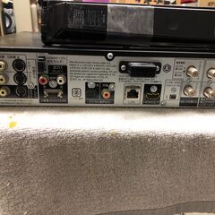 シャープ　AQUOS BD/DVDハイビジョンレコーダー BD-HDW63　ダブルデジタルチューナー内蔵　2番組同時録画可能　HDMI接続対応　2010年製　リモコン付属　BD/DVDドライブ難アリ中古品の画像