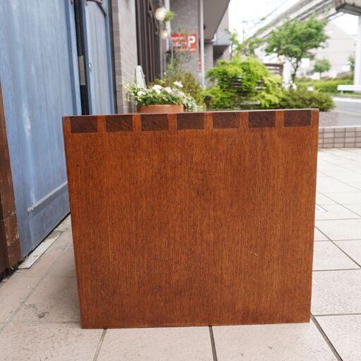 オーク無垢材を使用したテレビボードです。美しい格子デザインが際立つスタイリッシュなTV台。落ち着いたブラウンカラーがインテリアのアクセ