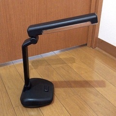 コンパクトな蛍光灯スタンドライト　折りたたみ式・乾電池式