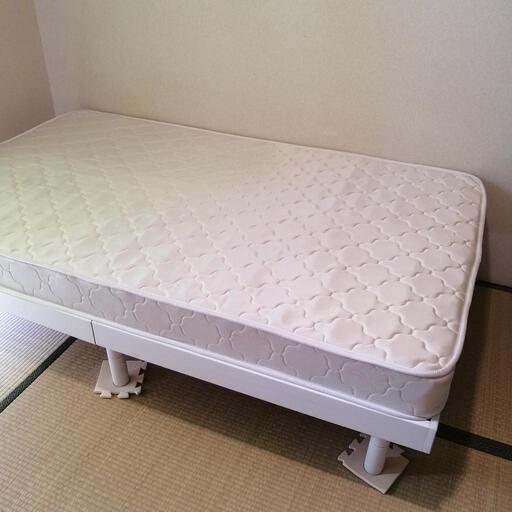 セミダブルベッド、コイル入りマットレス、すのこ台