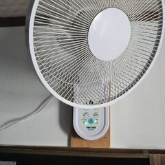 テクノス新品壁掛け扇風機。