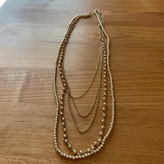 ベージュ色のネックレス