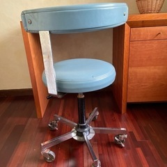 レトロな回転チェアーの画像