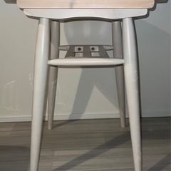 丸テーブルの画像