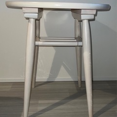 丸テーブルの画像