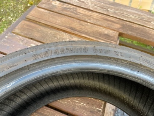 タイヤ　215/45/R18