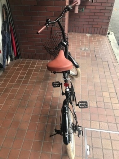 20インチ　外装6段変速　かご付き折り畳み自転車　ブラック　