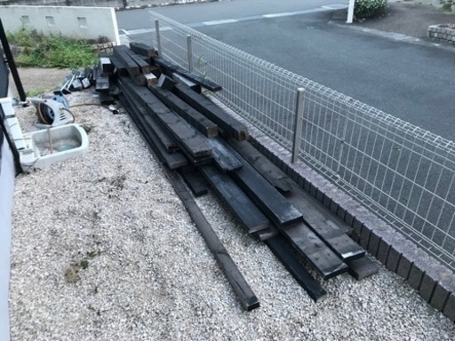 ウッドデッキをバラした際の　木材です。