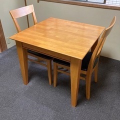 テーブルと椅子の画像