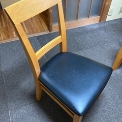 テーブルと椅子の画像