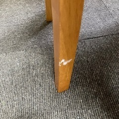 テーブルと椅子の画像