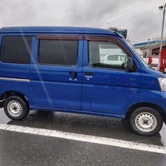 広島発！込み価格！走行距離67000km 台！18年式ダイハツ　即戦力！ハイゼットカーゴ　S320V ハイルーフ　　運転楽々オートマチック　エンジン　エアコン良好 エンジンオイル交換済み　リアスモークフィルム貼り済み　ルーフのみにクリアー剥げ有りますが全体的に艶もあり綺麗な軽バンです！の画像