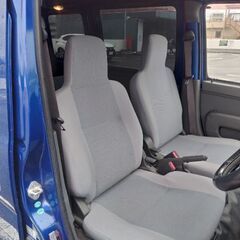 広島発！込み価格！走行距離67000km 台！18年式ダイハツ　即戦力！ハイゼットカーゴ　S320V ハイルーフ　　運転楽々オートマチック　エンジン　エアコン良好 エンジンオイル交換済み　リアスモークフィルム貼り済み　ルーフのみにクリアー剥げ有りますが全体的に艶もあり綺麗な軽バンです！の画像