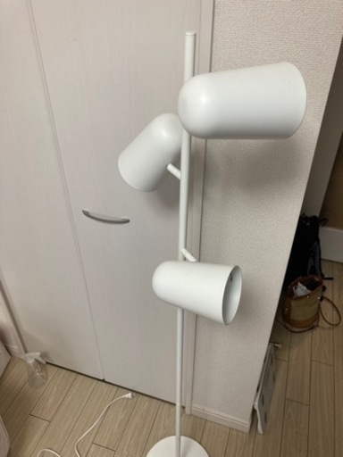 8/4までIKEAフロアランプ