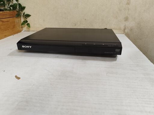 ソニーDVDプレーヤーDVP-SR20-BC美品　ドルビーデジタル/DTS対応再生専用　SONYスリム\u0026コンパクトデザイン　2017年製