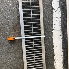 中古グレーチング　溝幅240㎜用？　5枚ありますの画像