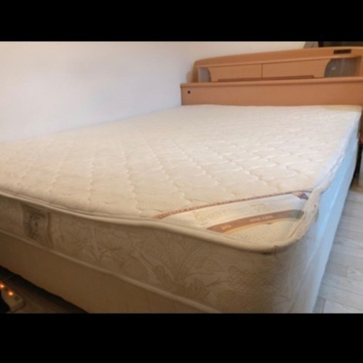 ダブルベッド ライト 引き出し付き コンセントも2つあり